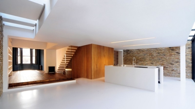loft-design ideen küche mit kücheninsel-hochglanz weiß-rustikale wand 