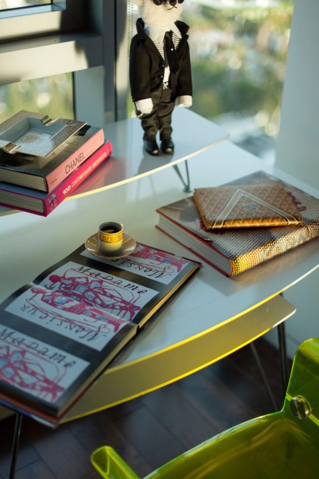 Luxus-Penthouse-Wohnung schlafzimmer schreibtisch akryl stuhl gelb