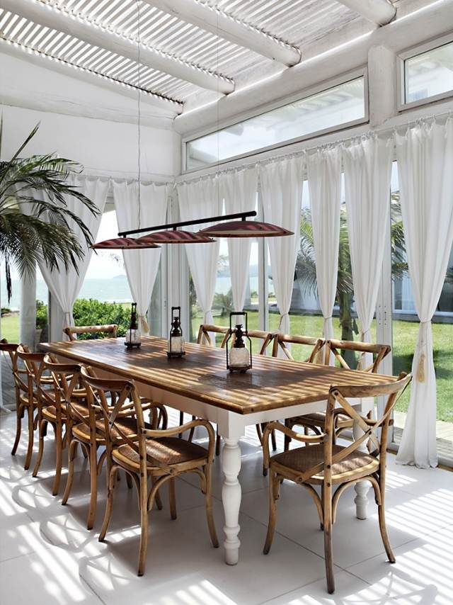 terrasse gestaltung-Essbereich mit Sonnenschutz-Vorhänge Pendelleuchte