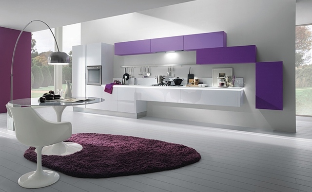 küche- farben wirkung weiß lila-teppich hochglanz mya-composit