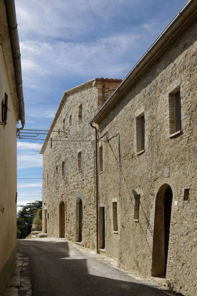 mittelalterlicher ort Häuser-restauriert Toskana-typische Fassaden Monteverdi-Hotel