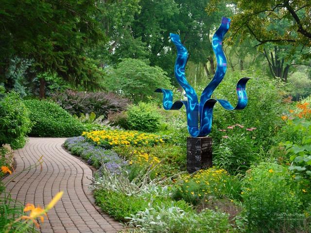 Skulptur schöne Idee blaue Farbe originelle Gartengestaltung