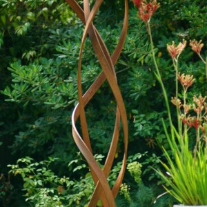 moderne Gartendeko Metall hohe Skulptur Blumen Rasenfläche