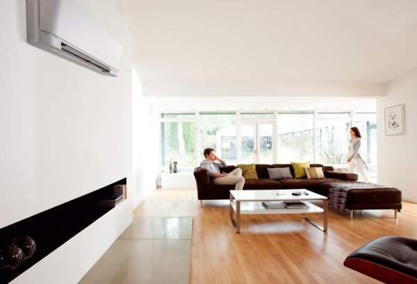 Klimaanlage weiße Wand Holz Bodenbelag Sofa