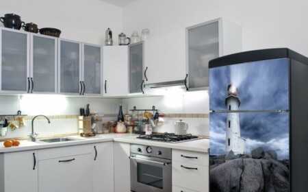 moderne Küche Leuchtturm Laminatboden weiße Wände Einbauschränke mattiertes Glas