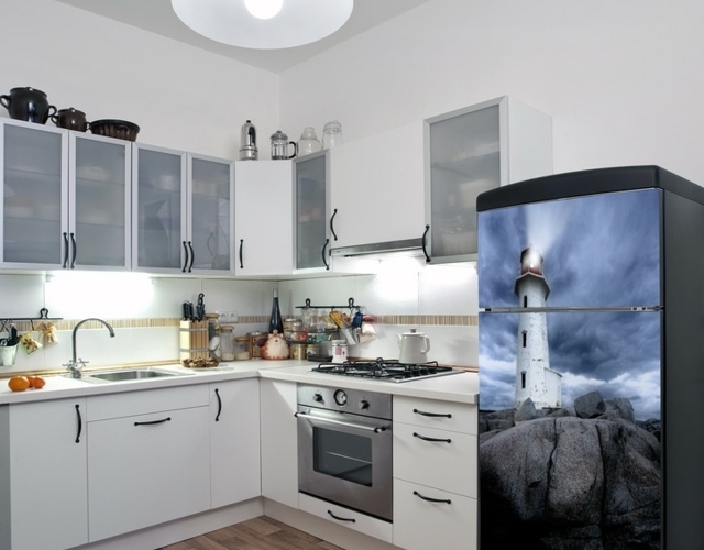 moderne Küche Leuchtturm Laminatboden weiße Wände Einbauschränke mattiertes Glas