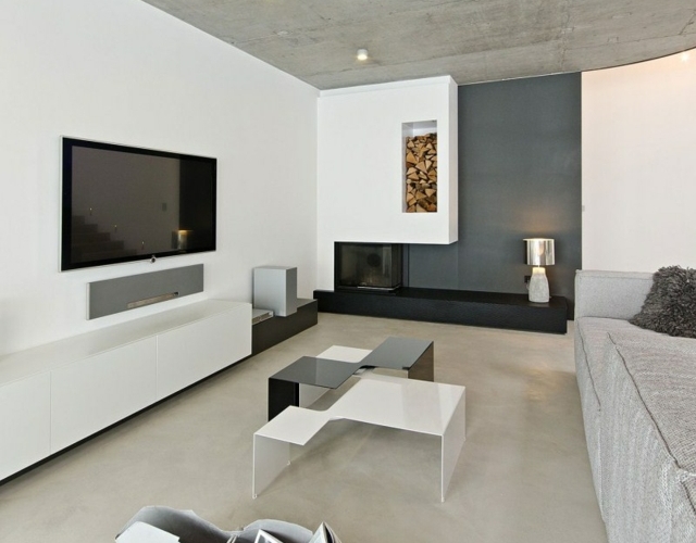 moderne Wohnung einrichten schwarzer Kamin Beistelltisch Fernsehschrank Polstersofa