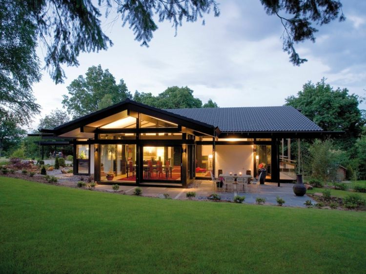 moderne-bungalow-esszimmer-design-idee-verglaste-waende
