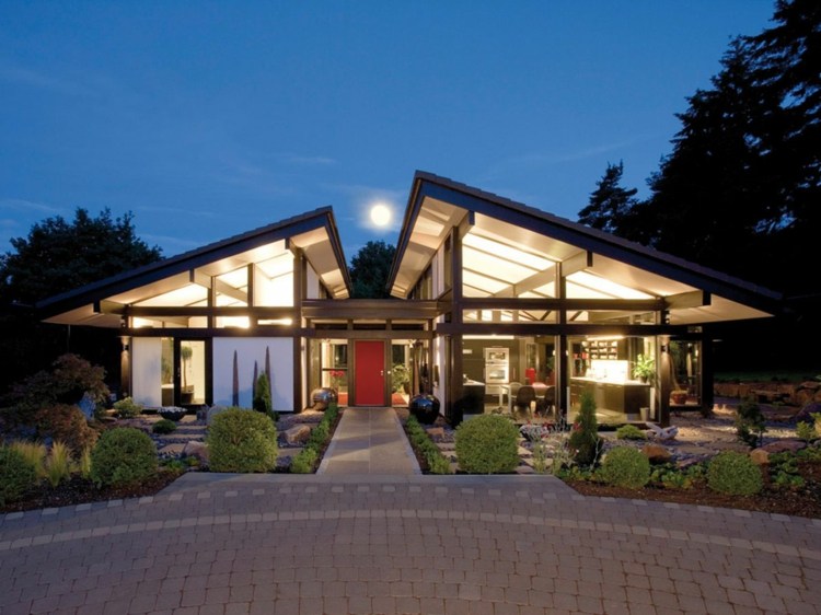 moderne bungalow holz-originell-beleuchtung-vorgarten