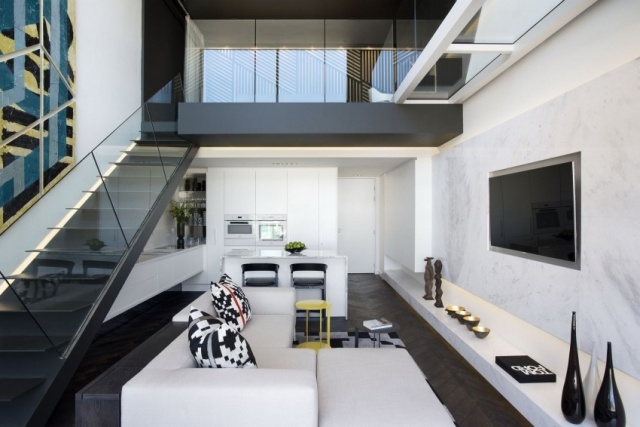moderne einrichtung treppen glas geländer wohnküche weiß sofa marmor wand