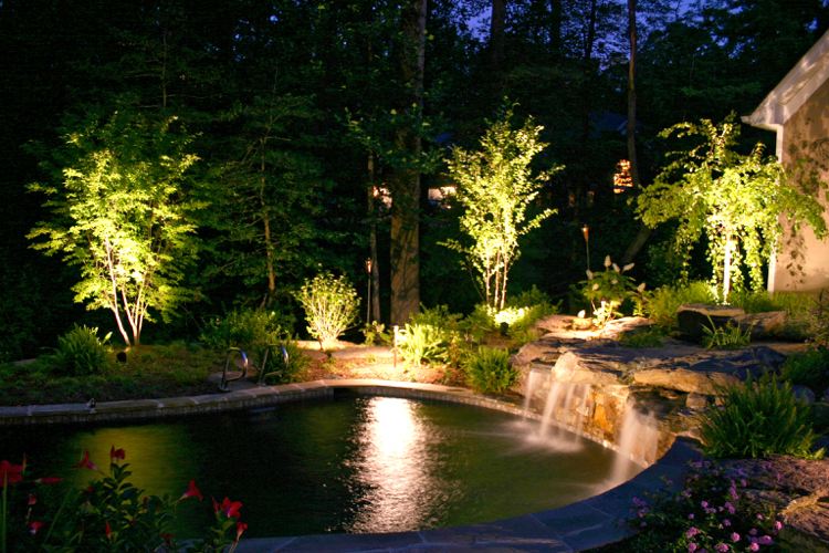 Moderne Gartengestaltung Ideen -tipps-beleuchtung-naturpool-rasen-wasserfall