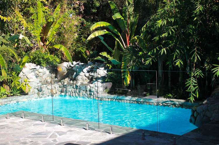 Moderne Gartengestaltung Ideen -tipps-pool-glasgelaender-design