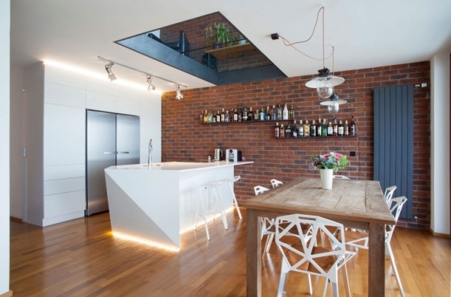 Triplex-Wohnung in Prag moderne küche weiß kochinsel industrie-stil ziegelwand