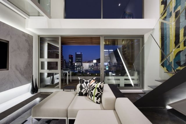 Moderne Maisonette-Wohnung wohnbereich nachtbelecuhtung marmor sofa-treppen
