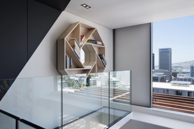 Moderne Maisonette-Wohnung einrichtung glas geländer wandregal aussicht