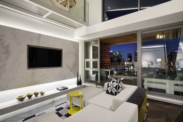 Moderne Maisonette-Wohnung  wohnbereich weiß marmor balkon nachtbeleuchtung