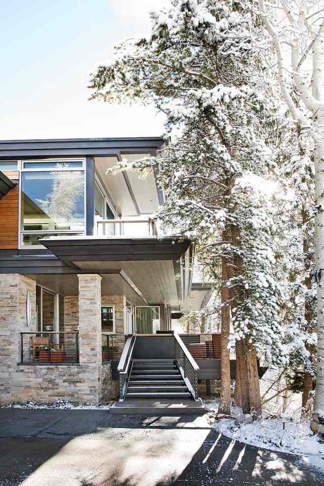 Ferienhaus aus Holz Stein Fassade zwei Stockwerke USA Aspen