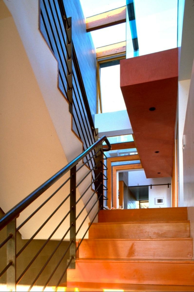 modernes Treppenhaus Metall Geländer Holz Treppen Dachfenster