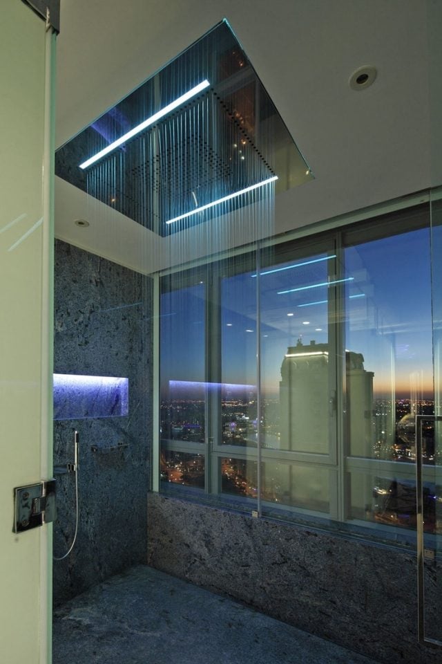 modernes Bad mit Dusche regendusche beleuchtung stadt aussichten