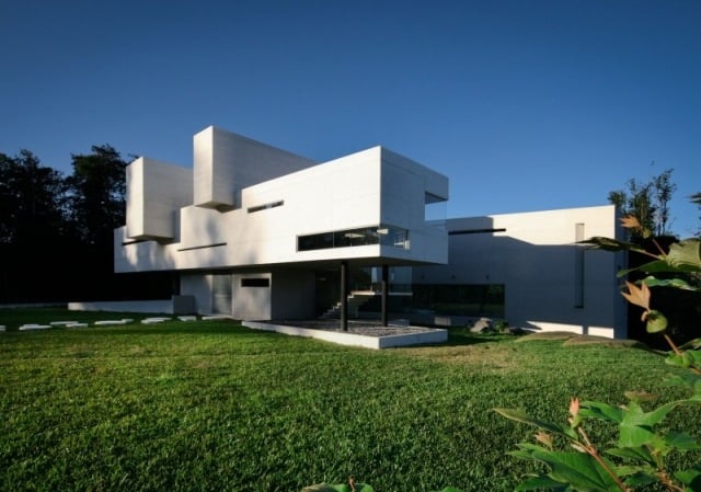 modernes betonhaus mexiko zwei stockwerke rasenfläche