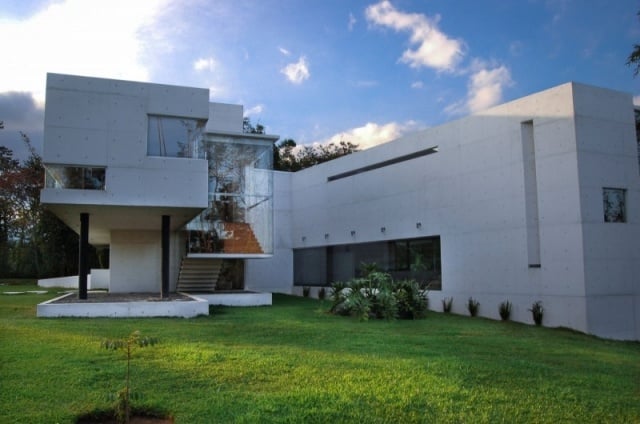 modernes betonhaus weiße fassade glas ausschnitte mexico