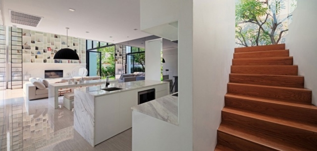 modernes einfamilienhaus einrichtung bangkok wohnküche weiß marmor holztreppen