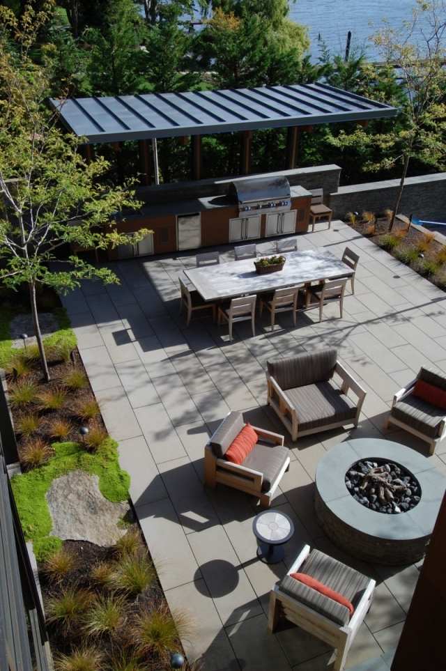 modernes haus ufer großzügige terrasse outdoor küche lounge essbereich