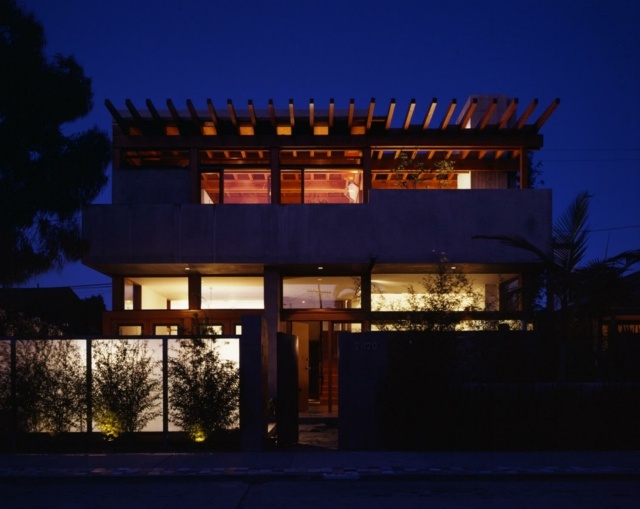 minimalistisches Haus Solaranlage Dach montieren Stromkosten senken
