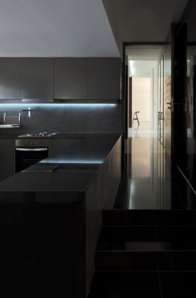 modernes wohnhaus bangkok küche schwarz unterbauleuchten