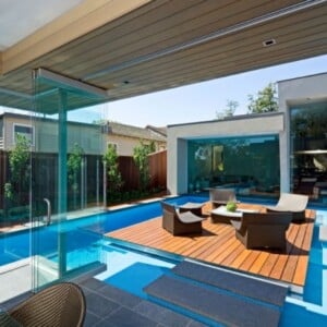 modernes-wohnhaus-holzterrasse-pool-podest-glas-falttueren-granit-trittsteine