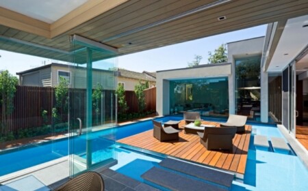 modernes-wohnhaus-holzterrasse-pool-podest-glas-falttueren-granit-trittsteine