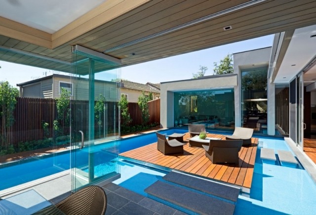 modernes wohnhaus holzterrasse pool podest glas falttüren granit trittsteine