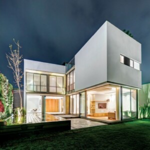modernes-wohnhaus-mexiko-nachtbeleuchtung-innenhof-terrasse