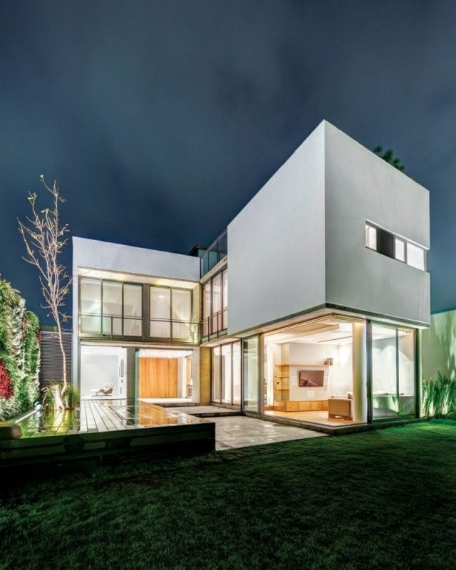 modernes wohnhaus mexiko nachtbeleuchtung innenhof terrasse