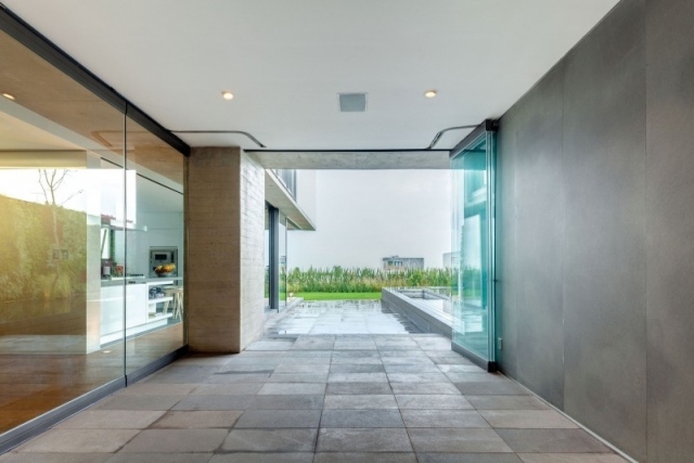 modernes wohnhaus pool glas schiebetüren küche wohnbereich
