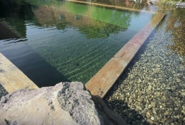naturpool-oeko-schwimmbecken-kies-natuerlich-wasser-filtern