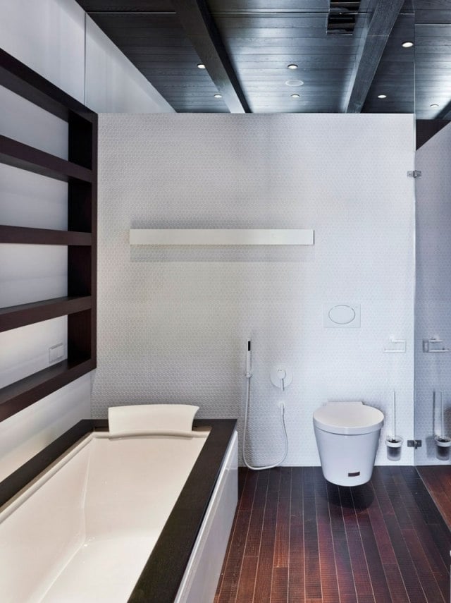 badewanne elegant modern holzdeckenbalken veblichene farben kontrast glänzend weiß material