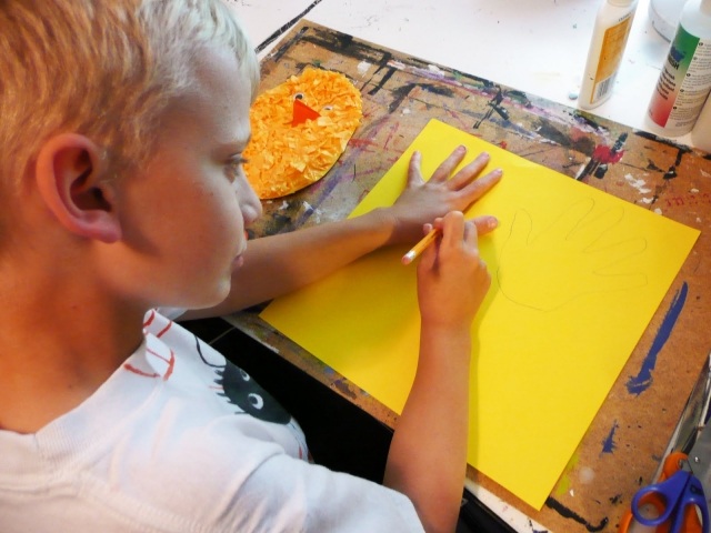 Osterbasteln mit Kindern ideen papier küken hand kontur