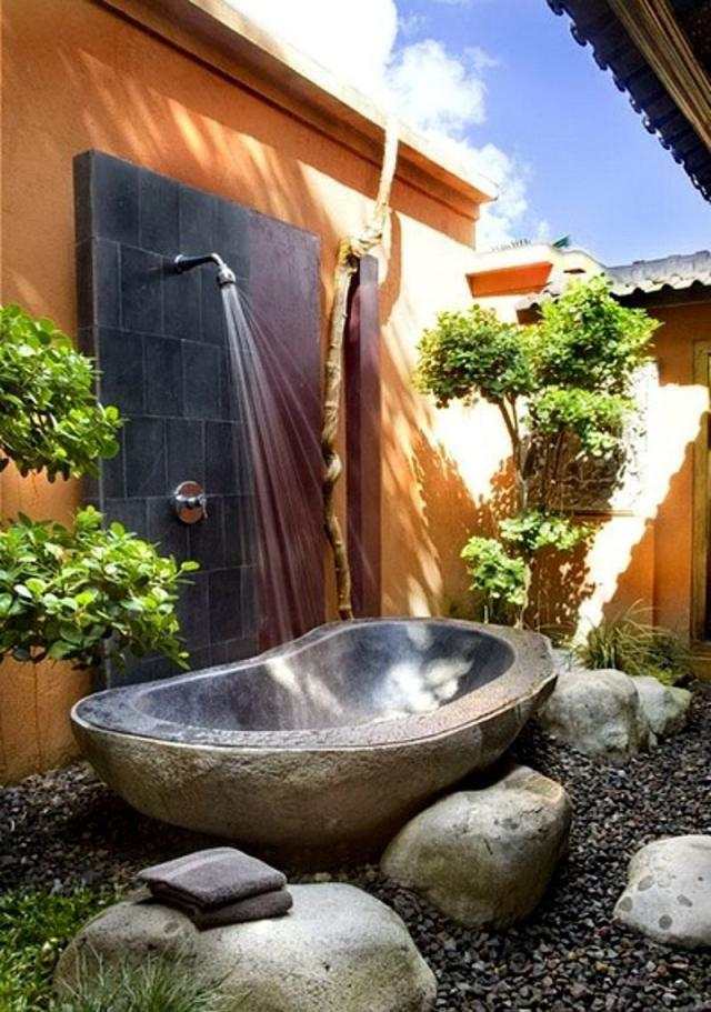 outdoor dusche stein badewanne oval kies
