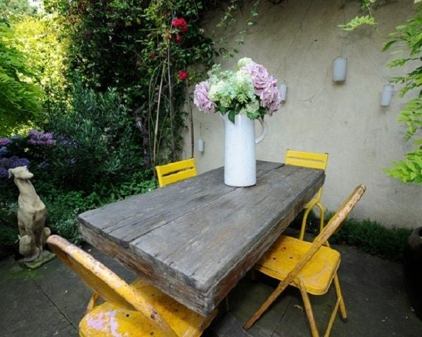 outdoor tisch-massivholz dekoration vase gelbe gartenstühle