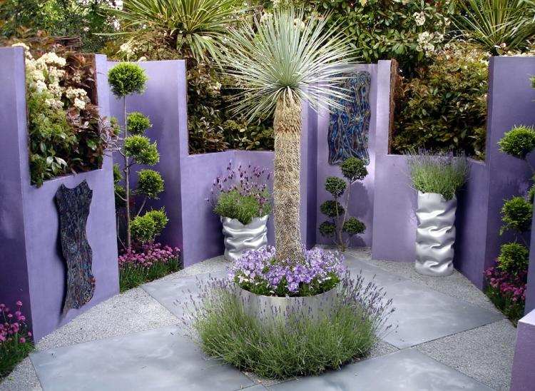 pflanzgefaesse-garten-gartengestaltung-paneele-dekorativ-symmetrisch-palmen-lavendel-violett