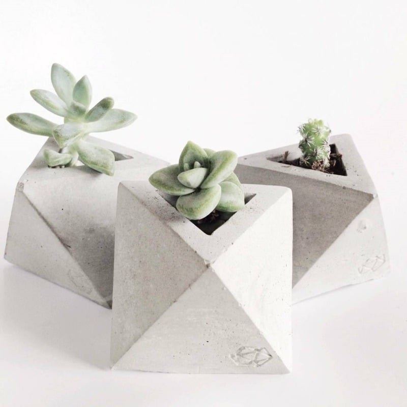 pflanzkübel aus beton prisma form hell grau sukkulenten pflanzen deko