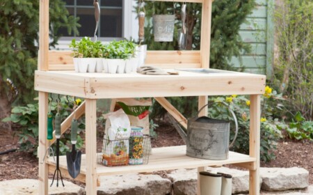 pflanztisch für den garten haken idee stauraum holz giesskanne