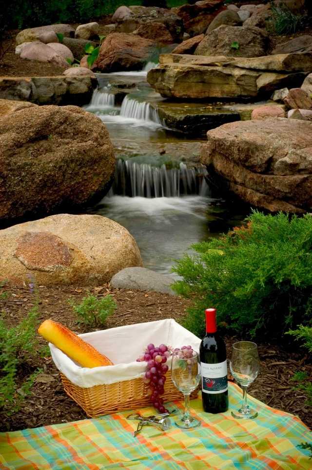picknick am Gartenteich mit steinen mit wasserfall gestalten