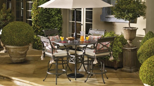  Balkonmöbel Metall hohe Stühle Tisch Sonnenschirm