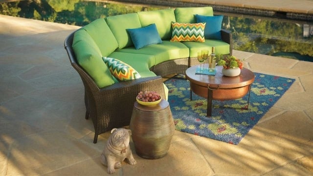 rattan terrassenmöbel rundsofa-grün gepolstert-beistelltisch teppich