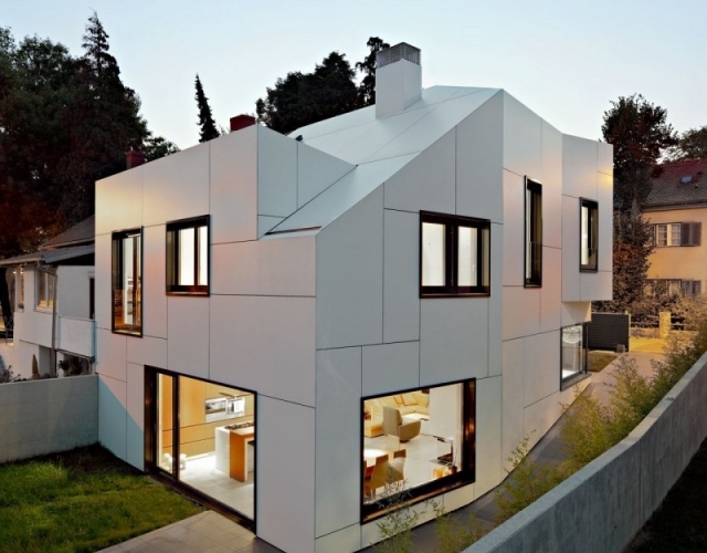 renoviertes haus optimierter wohnraum fassade weiß dva arhitekta