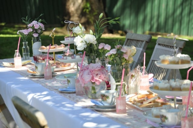 romantische Tisch Deko Frühling Garten Party Rosen Blumen Keramikvasen