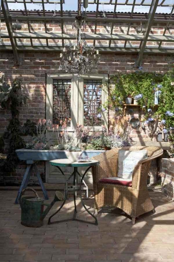 rustikale Terrasse-Ideen Gartenzubehör als dekoration rattansessel