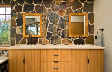 rustikales Badezimmer Waschtisch zwei Spiegel Badgestaltung Ideen Fenster